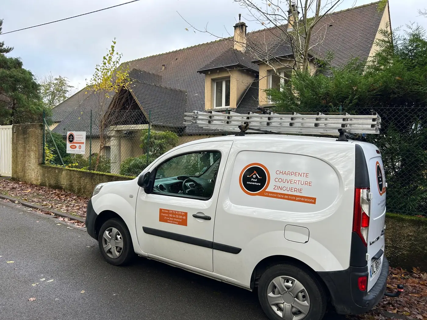 Camion Paul Couverture devant chantier